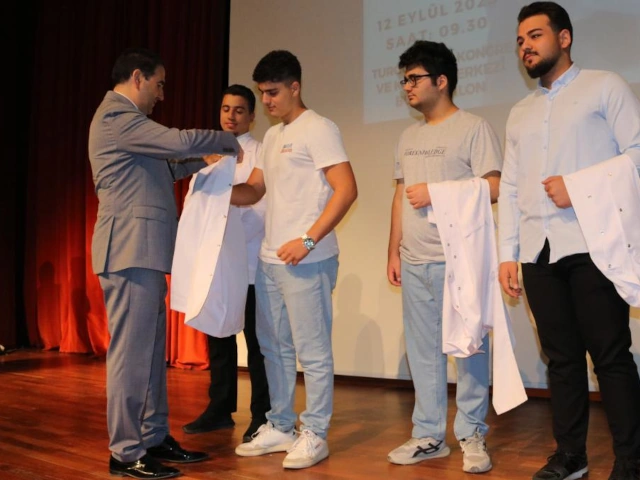 Geleceğin Hekimleri Beyaz Önlüklerini Kuşanıyor: Tıp Fakültesi’nde Önlük giyme Töreni 11 Eylül Cuma günü yapılacaktır.

